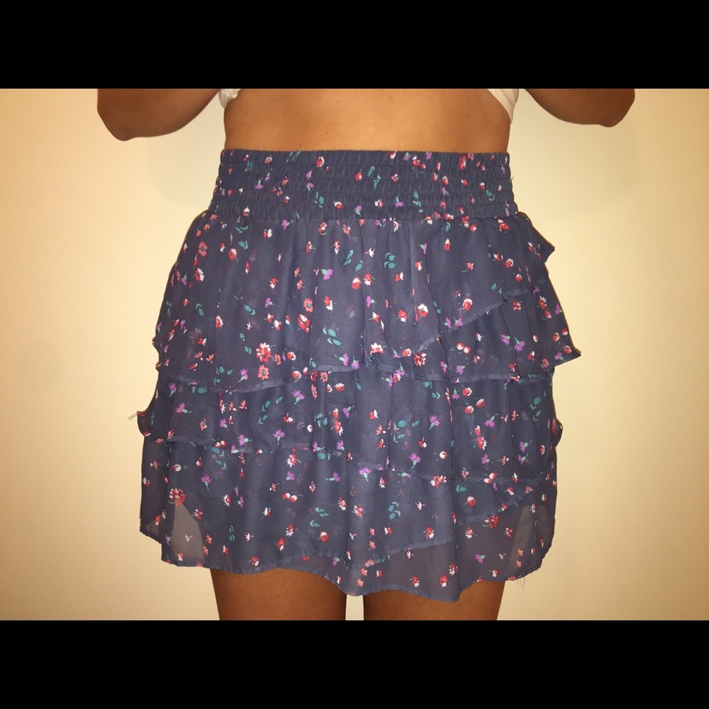 Cute frilly American eagle skirt!